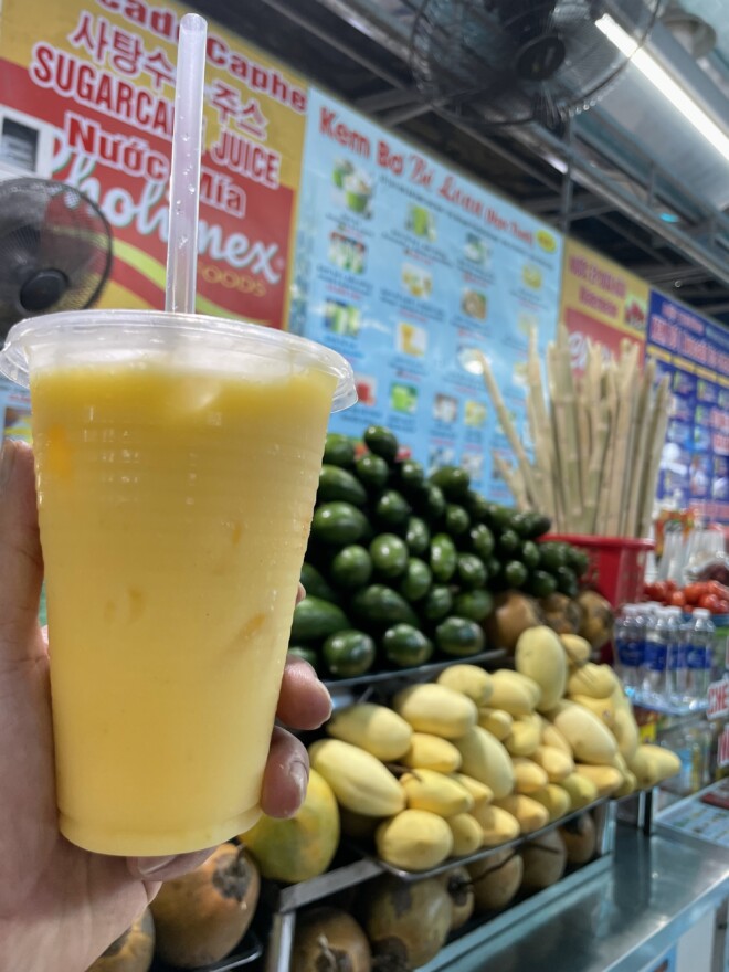 ハン市場でマンゴーシェイクを飲む