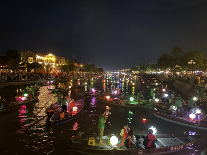 ホイアン旧市街のランタン祭り