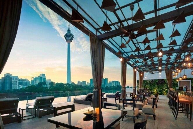 ホテル ストライプス クアラルンプール オートグラフ コレクションのプール