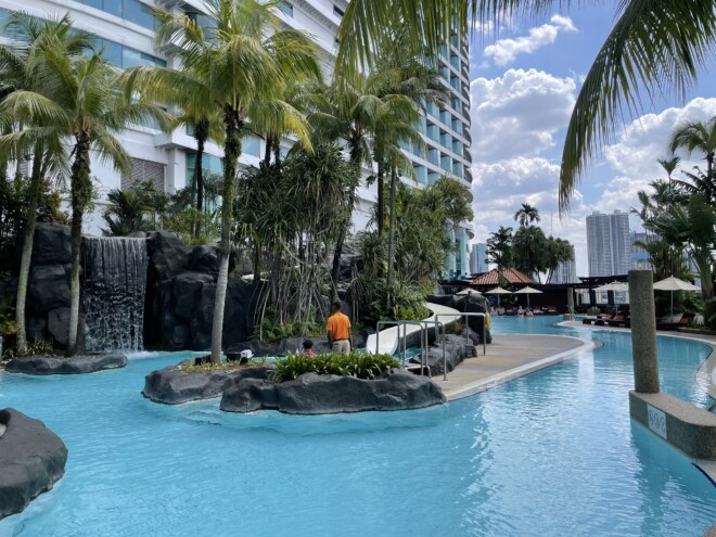 ヒルトンクアラルンプールのプール