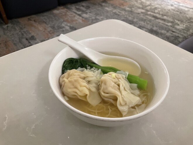 香港国際空港のシルバークリスラウンジでエビワンタンをいただく