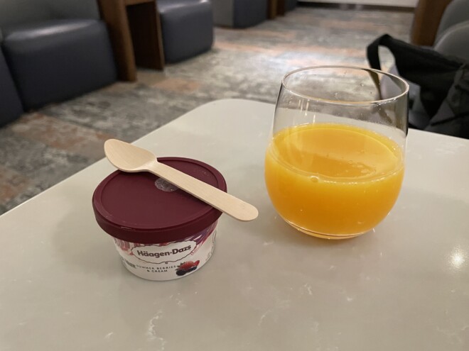 香港国際空港のシルバークリスラウンジでハーゲンダッツのアイスクリームをいただく