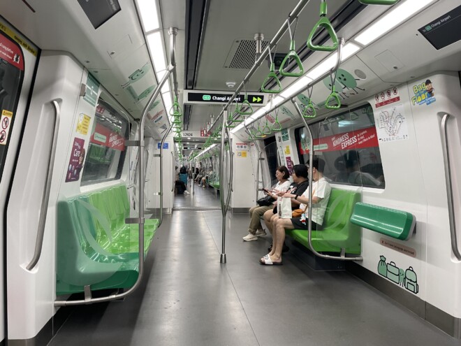 シンガポールMRTの車内