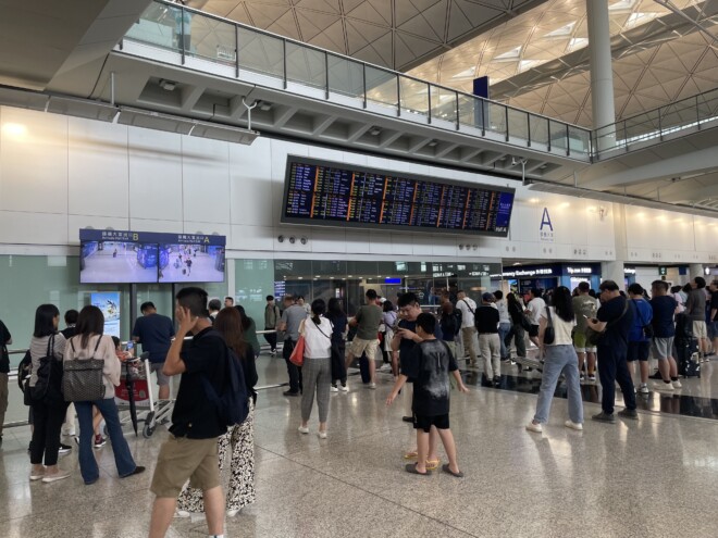 香港国際空港に到着